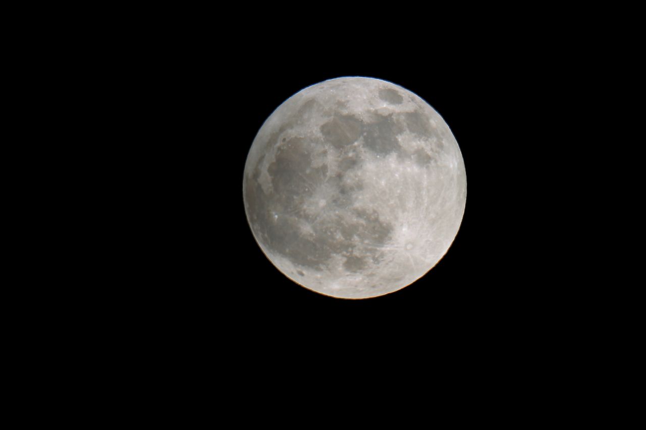 16 сентября жители СНГ смогут наблюдать полутеневое лунное ...