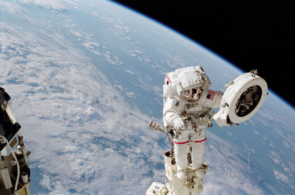 sts111-306-012