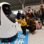 В Китае начал дежурить робот-полицейский