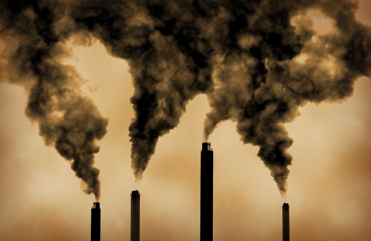 Газообразные люди. Выбросы в атмосферу. Загрязнение воздуха. Трубы завода дымят. Экология загрязнение воздуха.