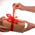 Психологи выяснили, какие подарки лучше