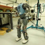 Роботы учатся естественной ходьбе через «ощущение» собственного тела