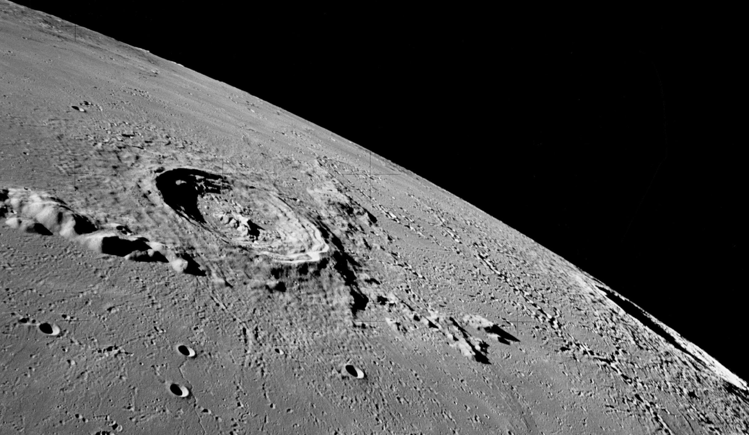 Луна каждый год отдаляется от земли. Кратер Коперник на Луне. Меркурий кратер Бетховен. Кратер Герцшпрунг на Луне. Кратер Коперника на Луне фото.