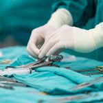 Смертность пациентов связали с полом хирургов
