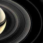 Стабильность колец Сатурна объяснили влиянием его малых лун