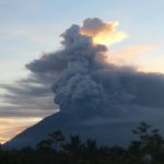 Вулкан Агунг на Бали выбросил 9-километровый столб дыма и пепла