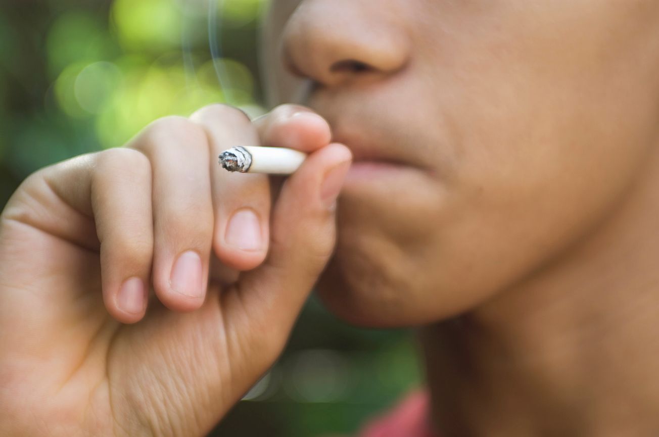 030514-health-teens-teen-cigarette-smoking-cigarettes