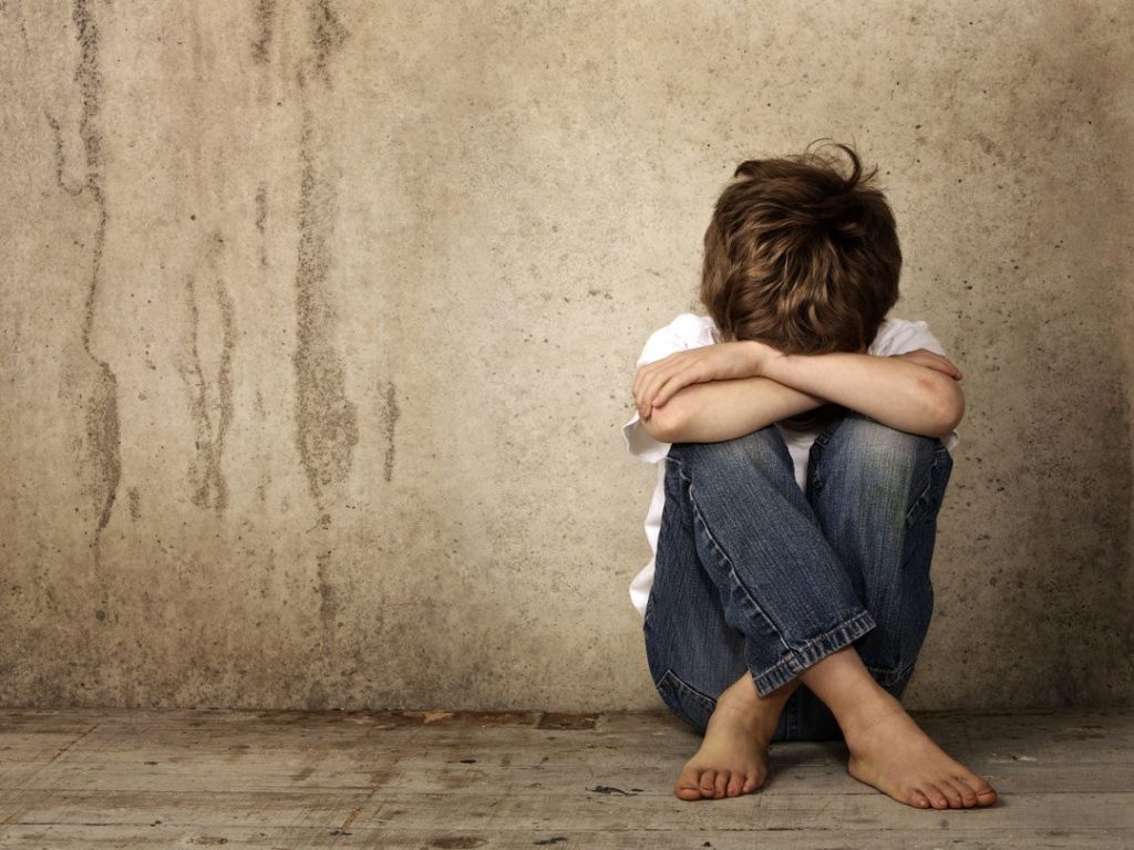 scheidingkind-kind-echtscheiding-coouderschap-uitelkaargaan-gescheidenouders-verdrietkindscheiding-pratenmetkinderen-pratenovergevoelens-ladylemonade_nl-1080x810