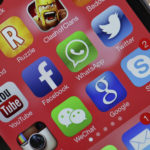 Сооснователь WhatsApp посоветовал удалить Facebook