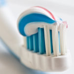 Ни одна зубная паста не способна укрепить эмаль или снизить чувствительность, доказали ученые