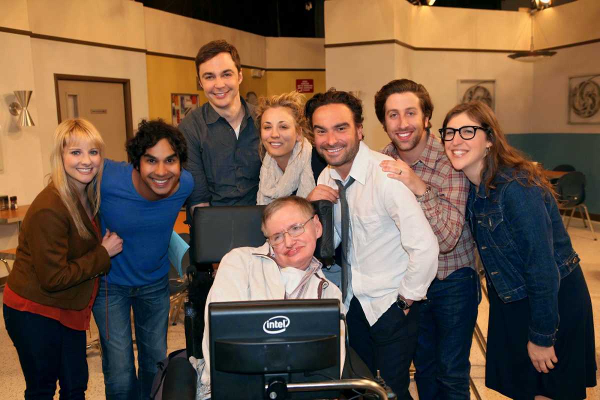  Стивен Хокинг и актеры из “Теории большого взрыва” / ©The Big Bang Theory 