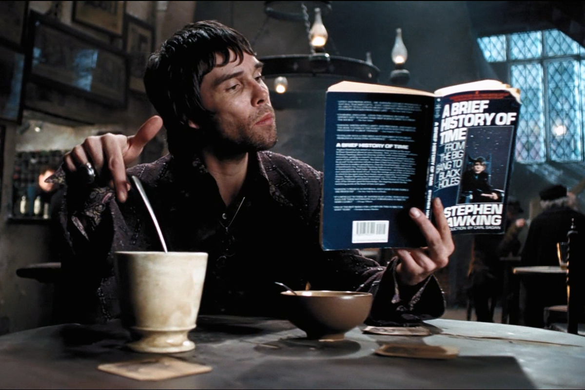  Кадр из фильма  «Гарри Поттер и Узник Азкабана». Волшебник, читающий «Краткую историю времени» / ©harrypotter 