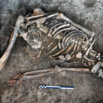 На территории Украины нашли скелет женщины с черными отметинами