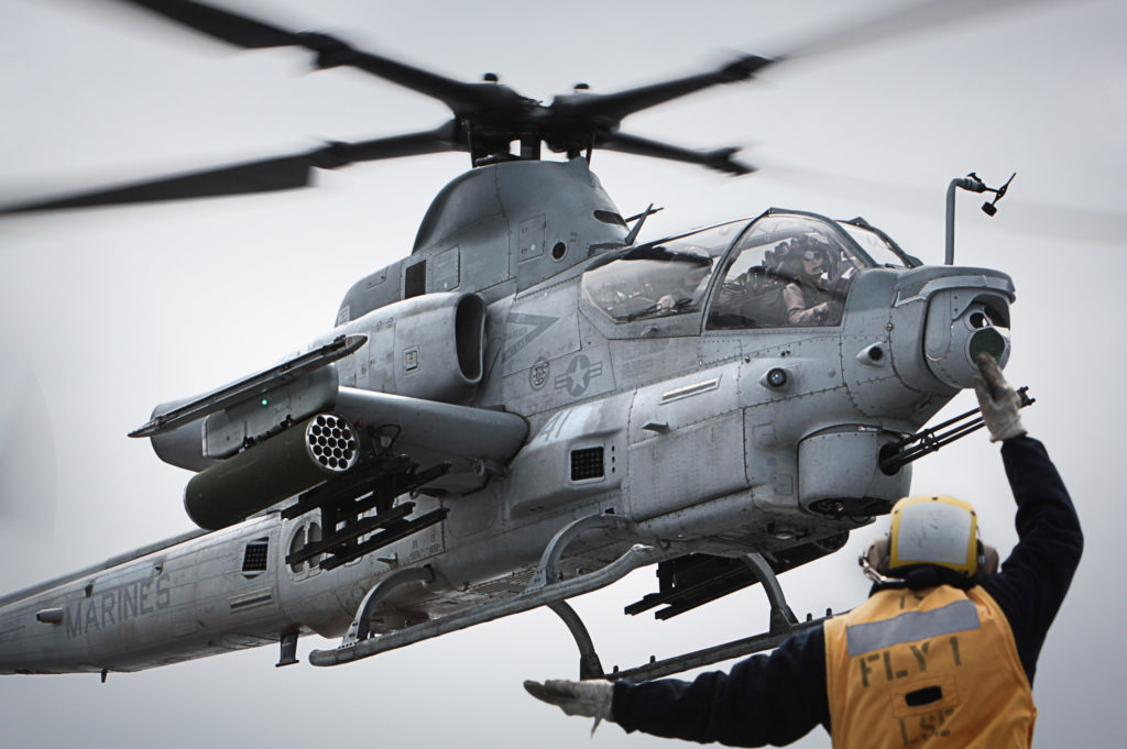 ah-1z_lands_on_uss_makin_island_lhd-8