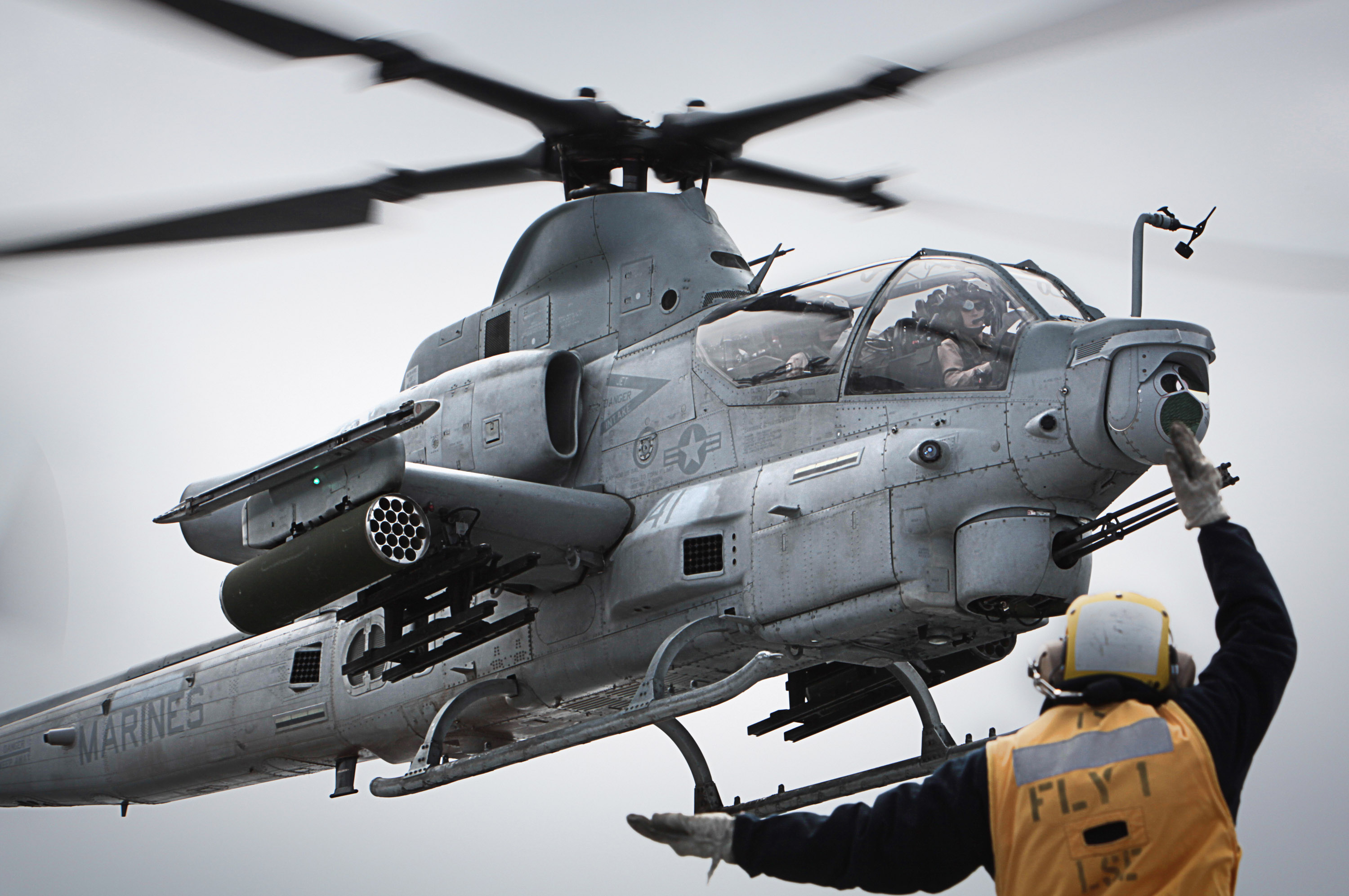Американские морпехи получат новые ударные вертолеты AH-1Z 