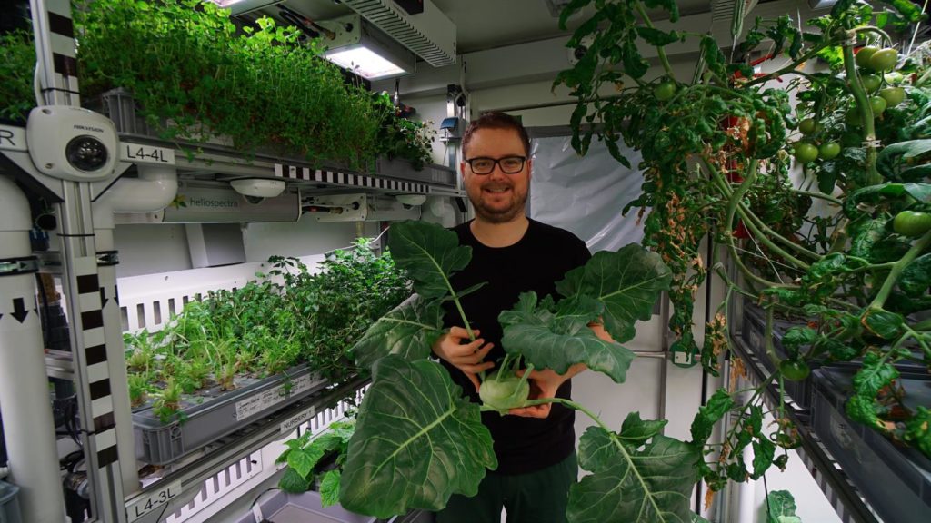 08_paul-zabel-mit-geerntetem-kohlrabi_xl1