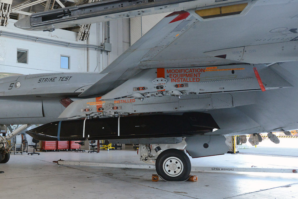 lrasm_accroche_a_un_super-hornet_du_vx-23_le_12_aout_2015