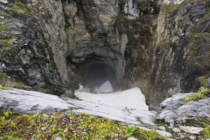 927-giant-cave-canada-2
