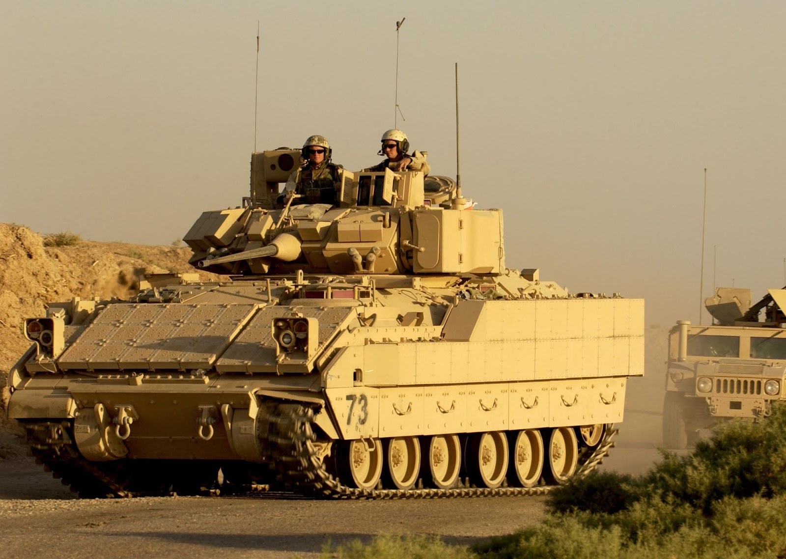 bradley_fighting_vehicle_bfv_apc_tank_tanks_transport_weapon_military_5_2000x1423