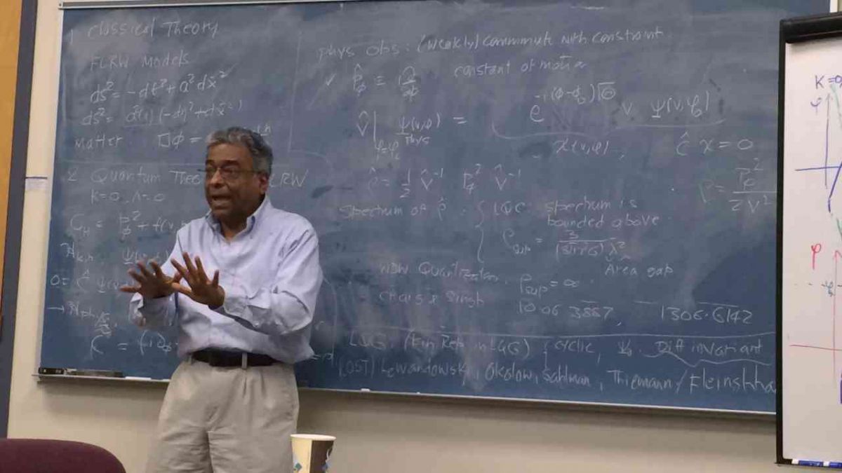  Абэй Аштекар во время лекции / © University of Pittsburg Преимущества петлевой квантовой гравитации 