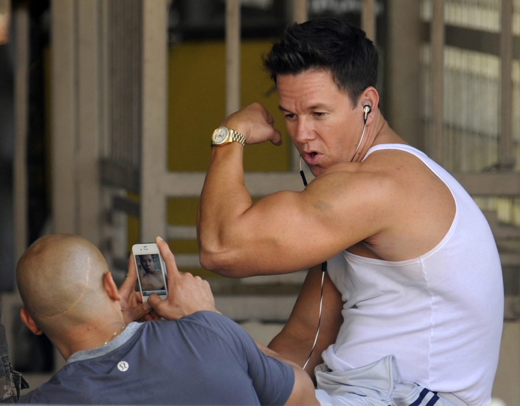 306788dwaynejohnsonmarkwahlbergpain0gainset0403201201