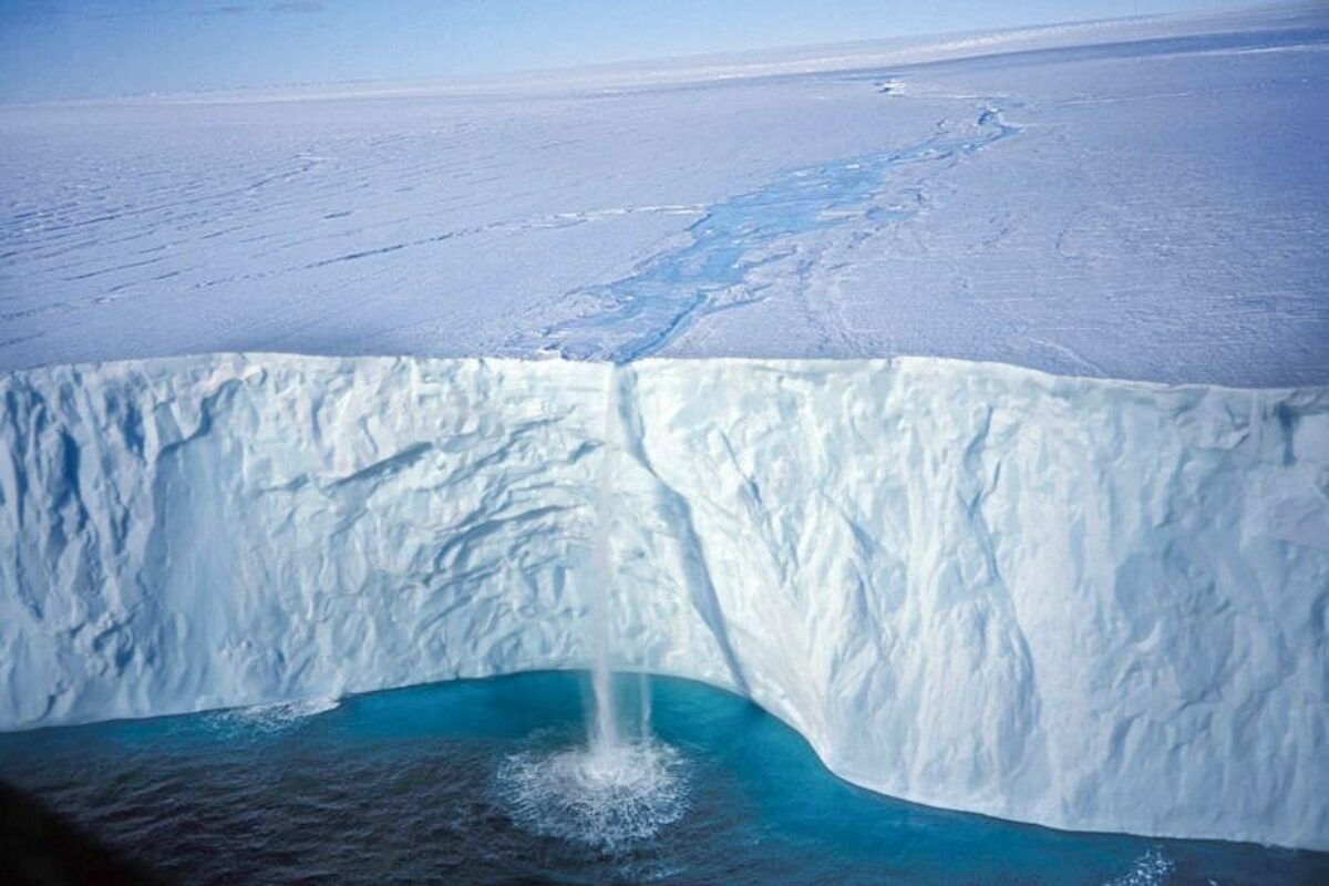 На что больше похож лед. Антарктика ледник Туэйтса. Ледниковый Покров Антарктиды. Туэйтс Антарктида. Ледник Туэйтса 2022.