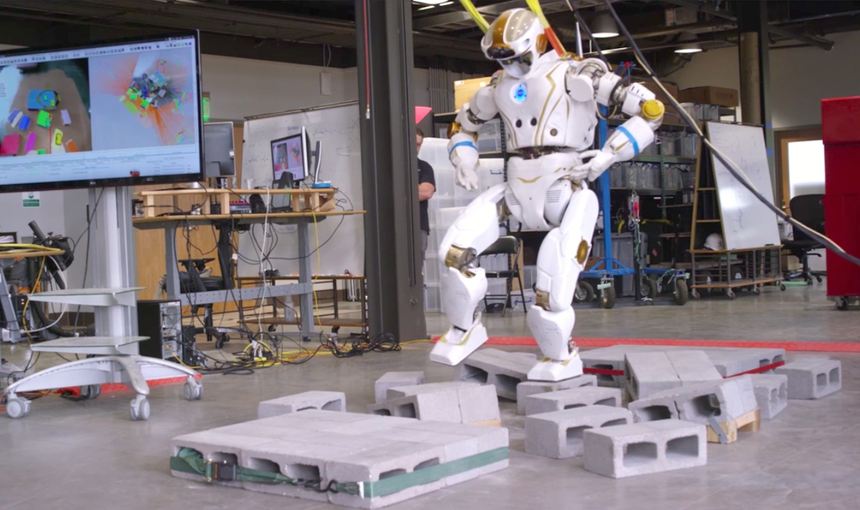Игры белый робот. Робот белого цвета. Роботы ученые. Робот маркер. История создания роботов.