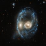 Телескоп «Хаббл» показал галактику, похожую на лицо
