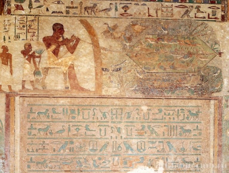 Фрагмент восточной стены гробницы Хнумхотепа II «Ловля птиц сетью». Пытаясь прославить вельможу, писцы использовали необычные для того времени иероглифы, которые могли прочесть не все египтяне