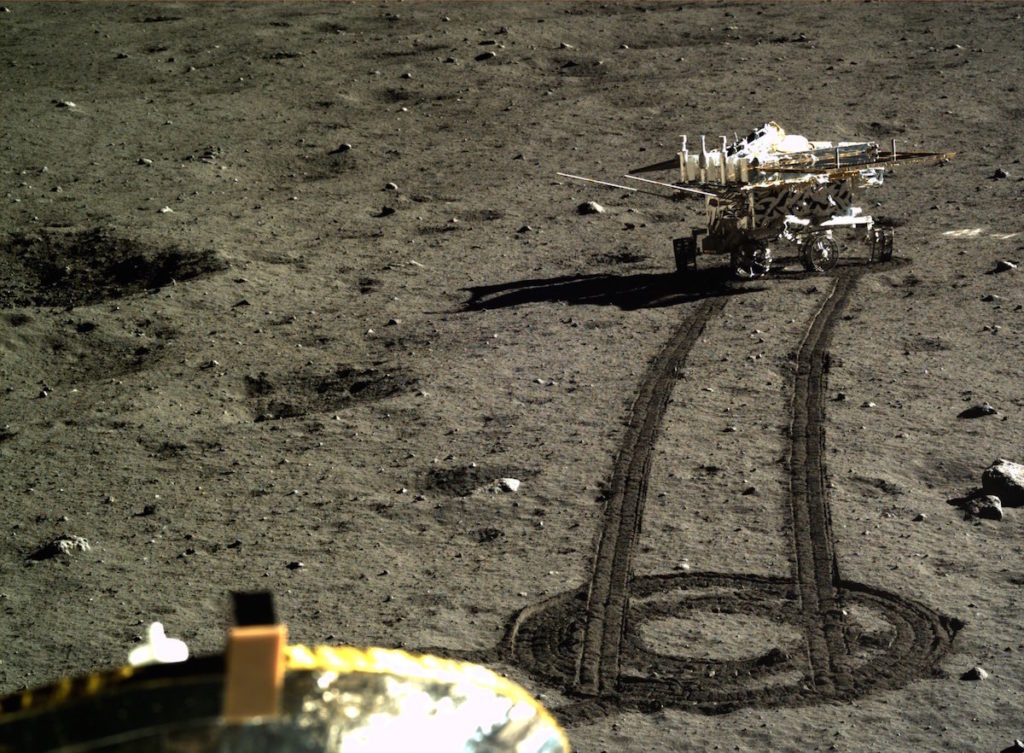 Луноход Yutu-2, снятый спускаемым зондом Chang'e 4
