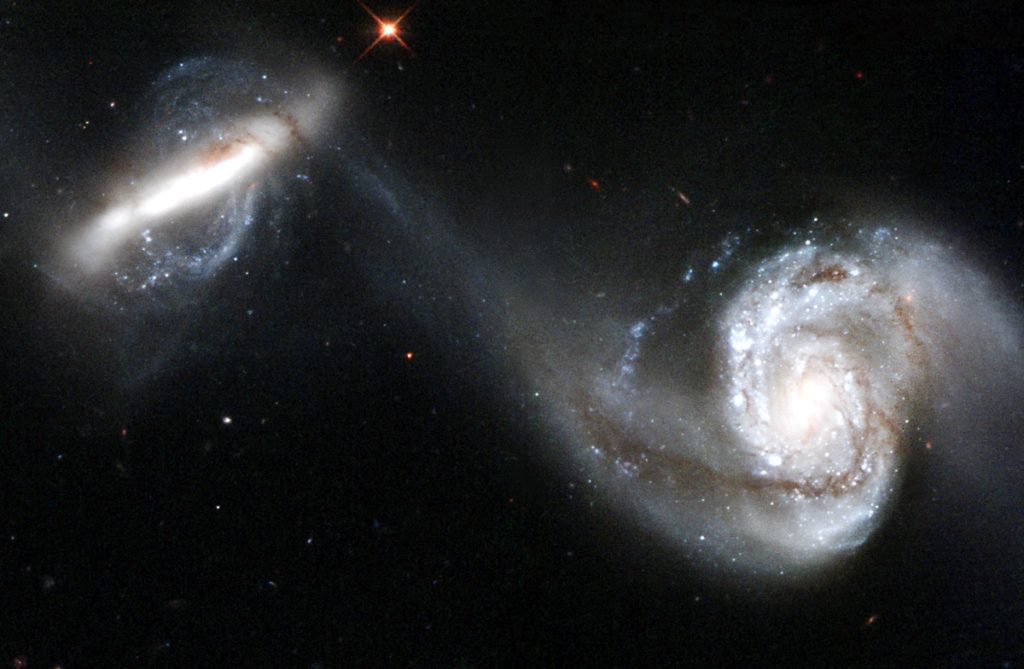 Система Arp 87 — слияние галактик NGC 3808A и NGC 3808В — на снимке космического телескопа Hubble