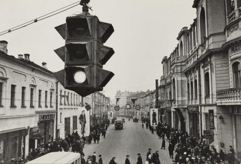 Первый светофор на Арбате в Москве. 1930-е годы