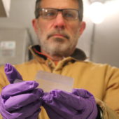 Профессор Эдвард Брук (Edward Brook) демонстрирует один из образцов, датированных возрастом два миллиона лет