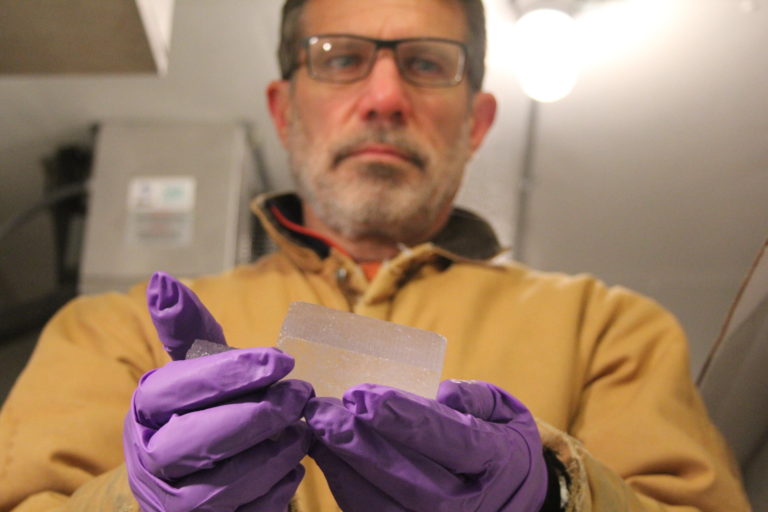 Профессор Эдвард Брук (Edward Brook) демонстрирует один из образцов, датированных возрастом два миллиона лет