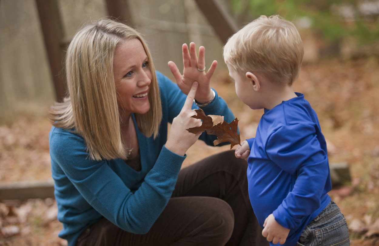 Дети из билингвальных семей лучше «схватывают» язык жестов