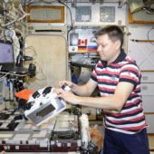Российский космонавт Олег Кононенко, работающий с биопринтером "Орган.Авт" на МКС