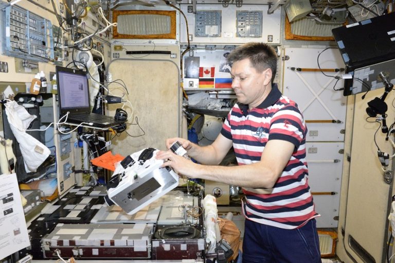 Российский космонавт Олег Кононенко, работающий с биопринтером "Орган.Авт" на МКС
