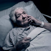 Постоперационный делирий часто встречается у пожилых пациентов