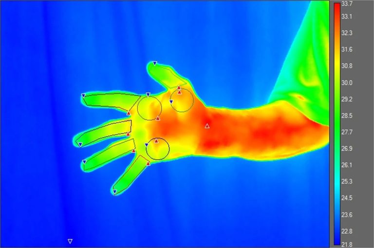 Снимок руки, сделанный при помощи тепловизора