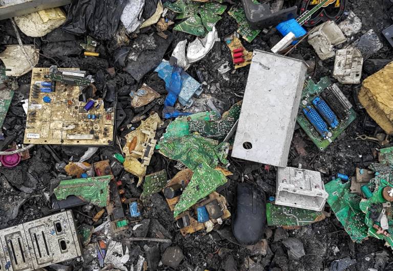 Утилизация электронных отходов остается одной из самых сложных и актуальных задач нашего времени