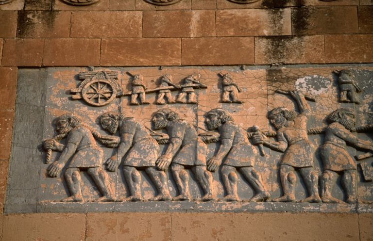 Барельеф на городских воротах Ниневии — столицы Ассирийской империи