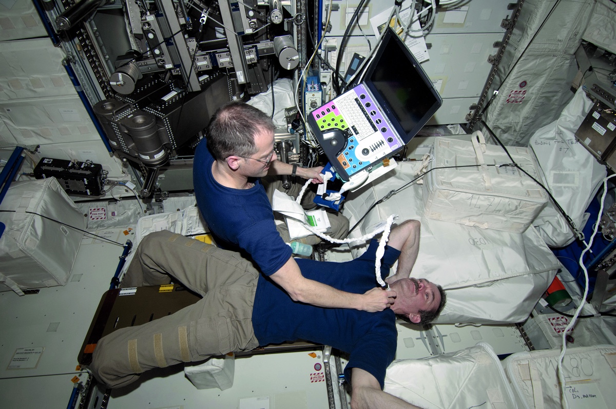 Томас Маршберн и Крис Хэдфилд используют аппарат УЗИ Ultrasound 2 на модуле МКС «Коламбус»