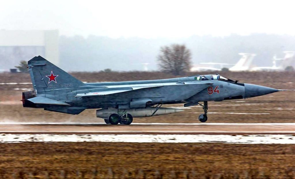 МиГ-31 несет Х-47М2 «Кинжал»