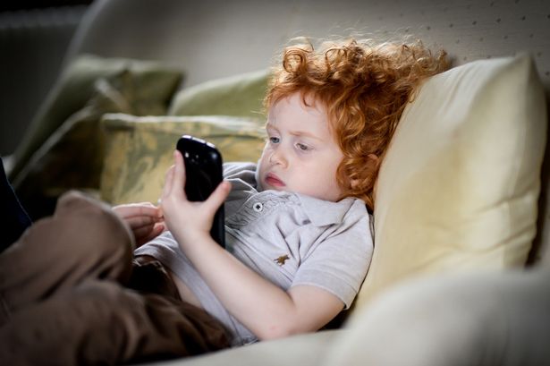 https://naked-science.ru/wp-content/uploads/2019/12/Young_child_using_phone.jpg