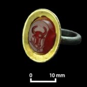 Найденная в Бета-Самади печатка из халцедона и золота с характерной африканской головой быка