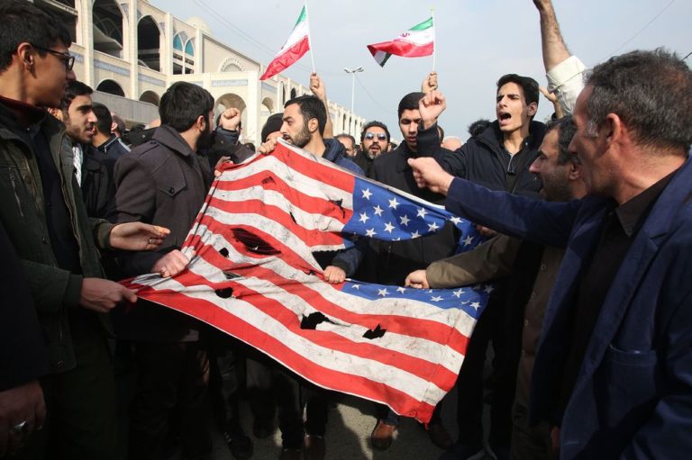 Демонстранты на акции в Тегеране сжигают американский флаг / © Atta Kenare, AFP