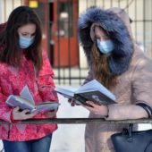 В период сезонного гриппа и ОРВИ врачи рекомендуют избегать контакта с заболевшими и носить защитные маски / © РИА Новости