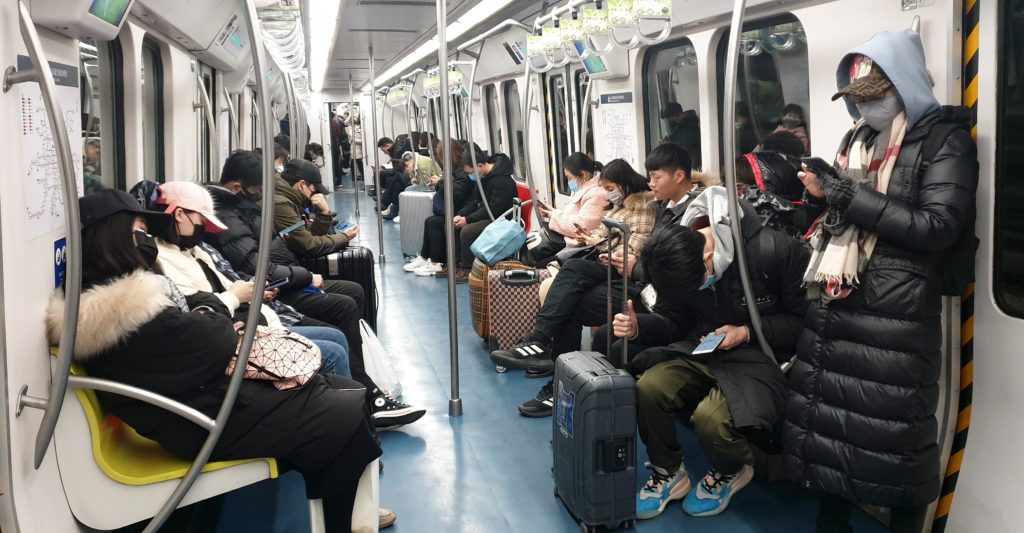 Пассажиры в защитных масках в вагоне метро в Пекине / © РИА Новости