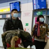 Пассажиры в защитных масках в международном аэропорту Владивостока / © РИА Новости