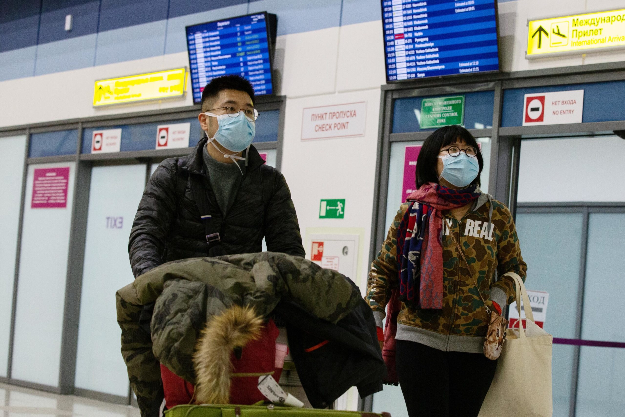Пассажиры в защитных масках в международном аэропорту Владивостока / © РИА Новости